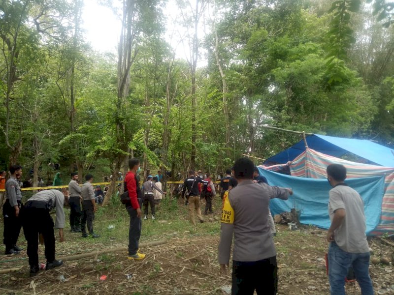 Proses pembongkaran makam warga Manuju. 
