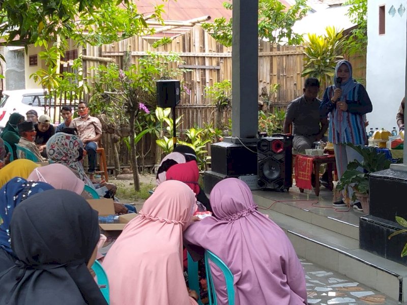 Legislator Bulukumba Nuraidah saat sosialisasi di Matekko. 