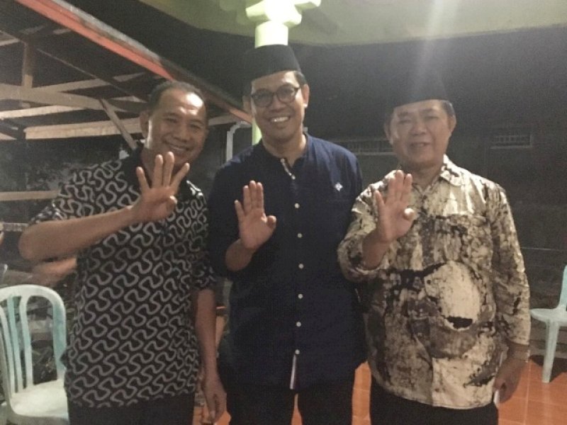 Edy Manaf saat berfoto dengan tokoh masyarakat Bontomacinna. 