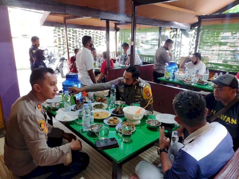 Kapolres Enrekang Andi Sinjaya saat sialturahmi dengan Jurnalis