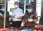Kejari Wajo Musnahkan Barang Bukti Miras dan Senpi Rakitan