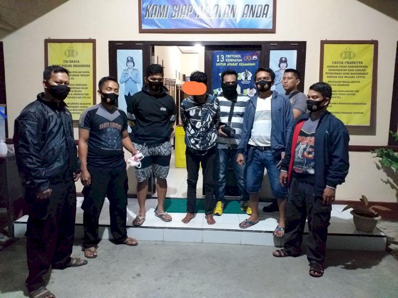 Pelaku penikaman IRT saat diamankan polisi. 