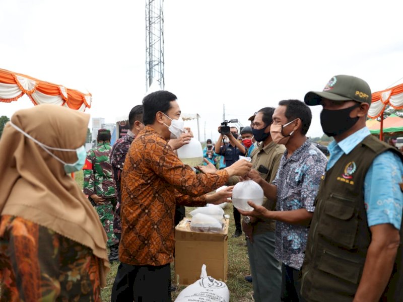 Penyerahan bantuan ke petani dan nelayan