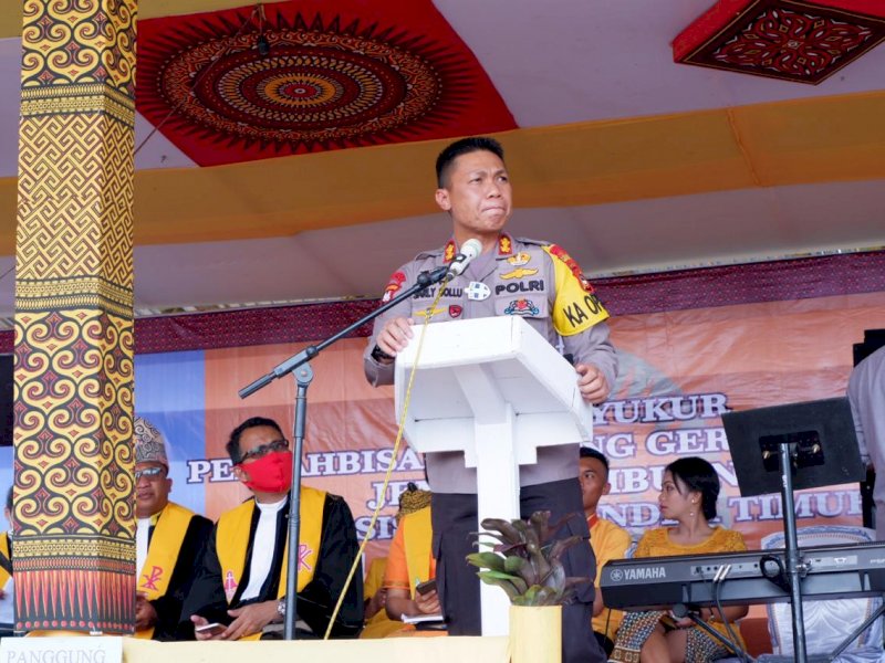 Kapolres Tator AKBP Sarly Sollu menghadiri acara Pentahbisan. 