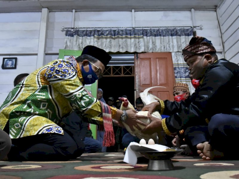 Pjs Bupati Lutra Iqbal Suhaeb saat berkunjung ke Seko 