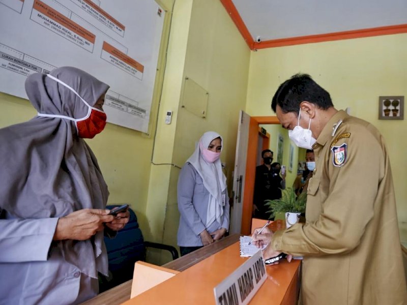 PJ Wali Kota Makassar Rudy Djamaluddin saat menyambangi kantor camat. 