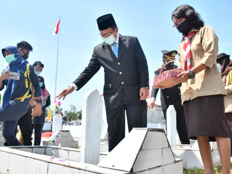 Pjs Bupati Lutra Iqbal Suhaeb saat ziarah ke makam pahlawan. 