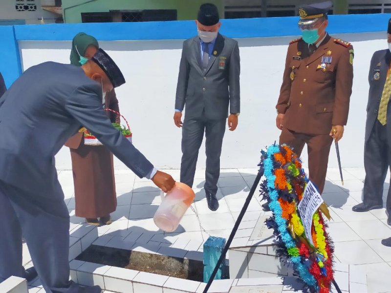 Ziarah makam pahlawan di Bulukumba. 