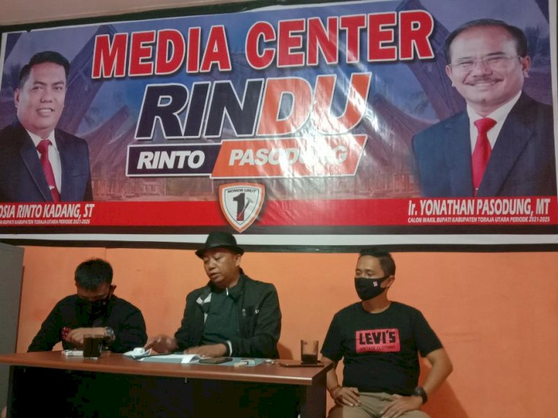 Tim Rindu memberi keterangan pers soal pelannggaran kampanye Kala-Etha.