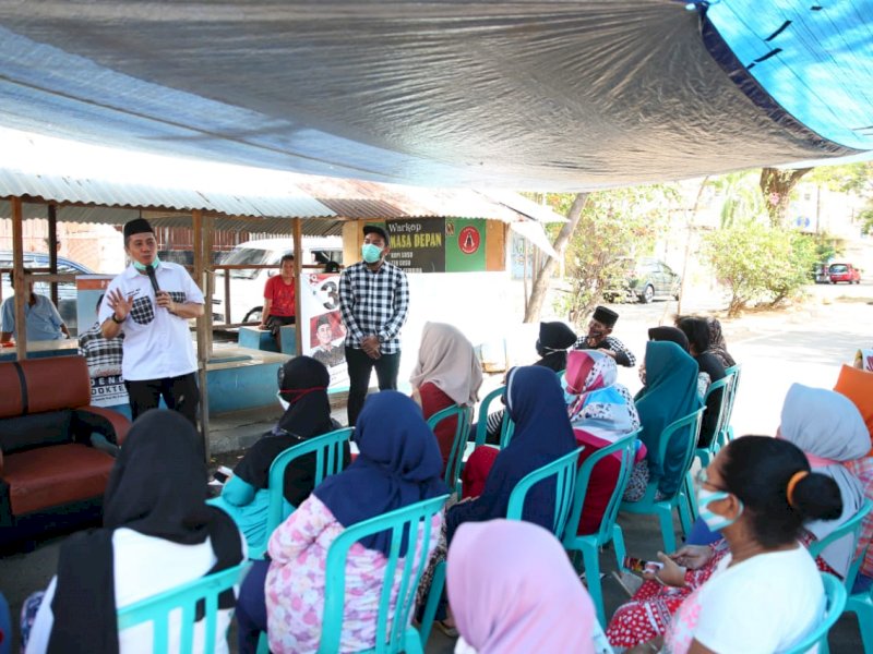 Deng Ical saat melakukan kampanye dialogis di Kelurahan Lajangiru. 