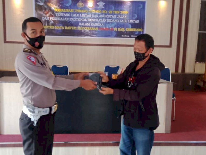 Satlantas Polres Enrekang saat menggelar sosialisasi. 