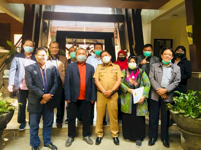 Pjs Bupati Torut Amson Padolo saat meninjau ASN-nya yang ikut ujian. 