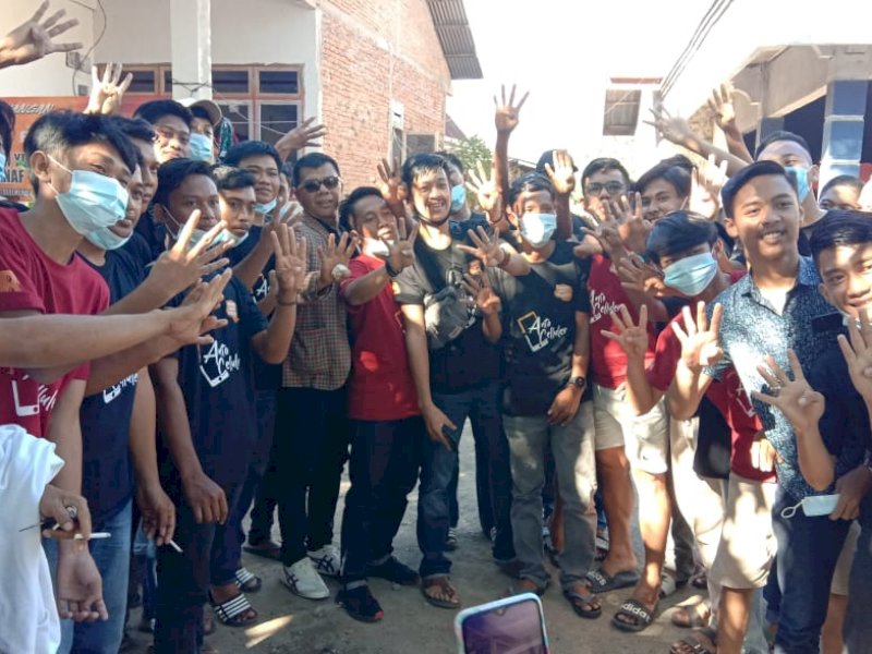 Andi Utta bersama warga. 