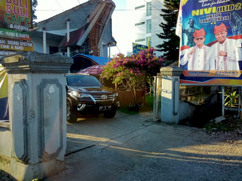 Mobil dinas Ketua DPRD Tator terciduk parkir di posko Nivi.