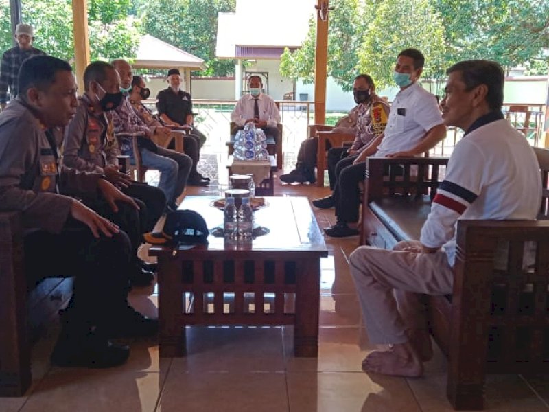 Kapolres Lutra saat berkunjung ke Thahar Rum