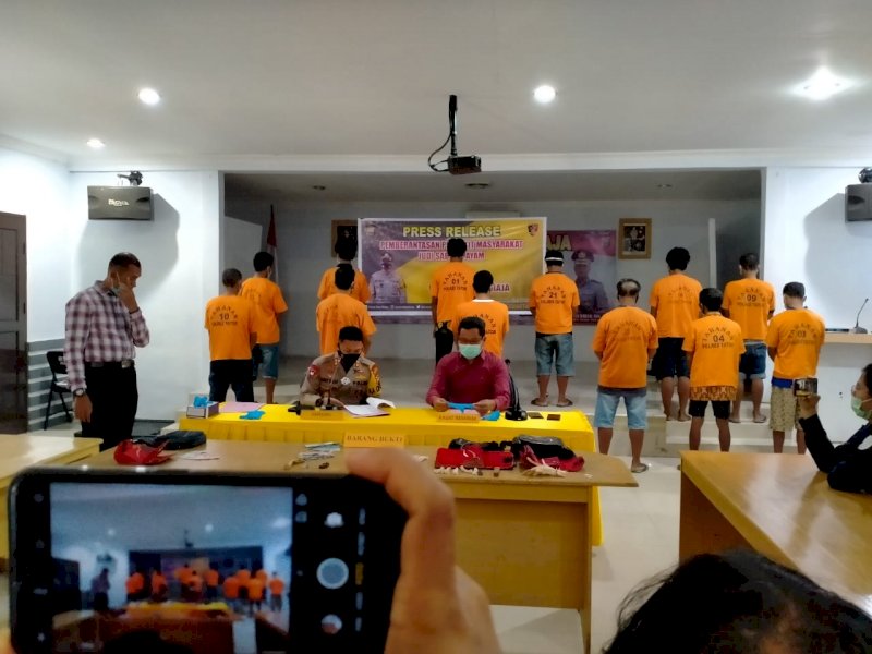 12 pelaku judi sabung ayam. 