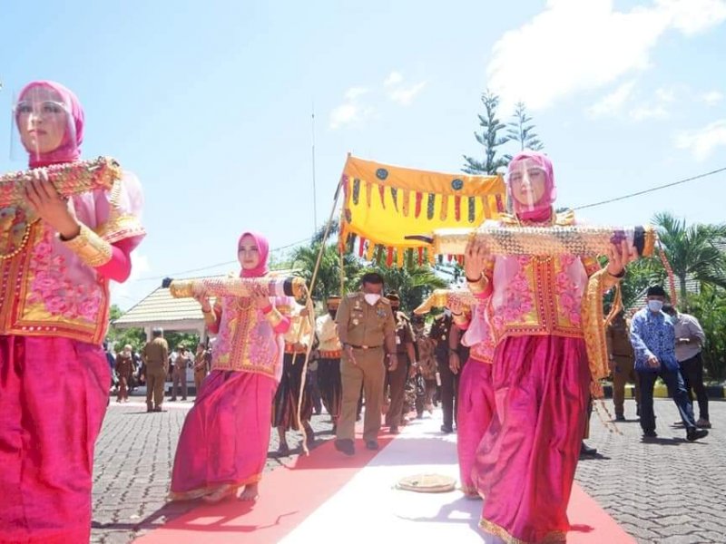 Wakajati Sulsel saat disambut Tari Alusu. 