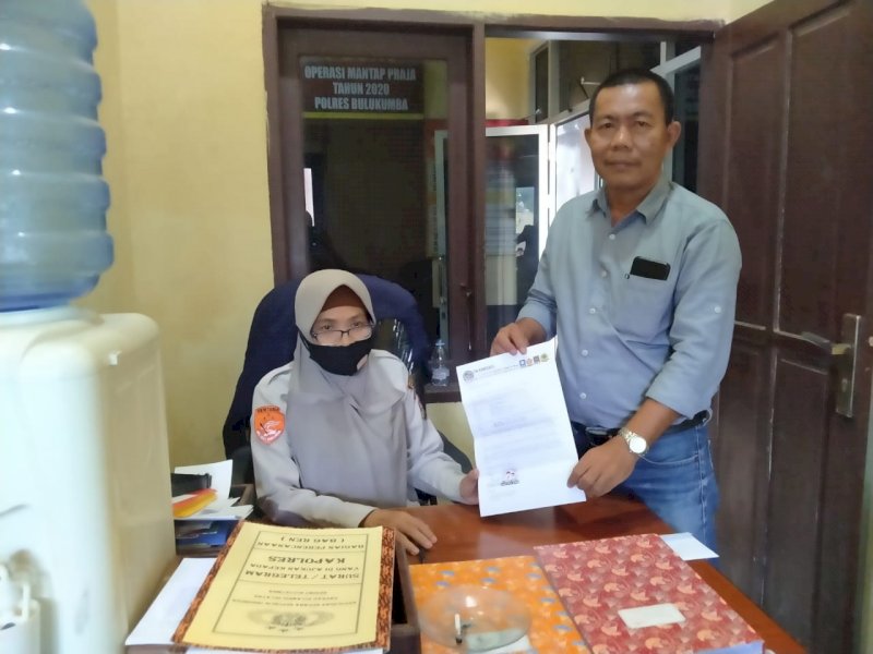 Tim Hukum HB saat melapor ke polisi. 