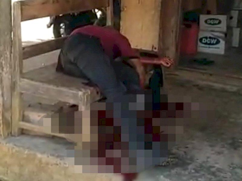 Korban tergeletak usai lehernya digorok.