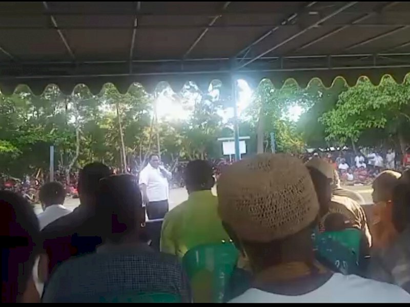 Bupati Nabire Isaias Douw ikut mengampanyekan istrinya di Distrik Teluk Kimi, Kampung Korwa, Kamis lalu (20/11/2020). 