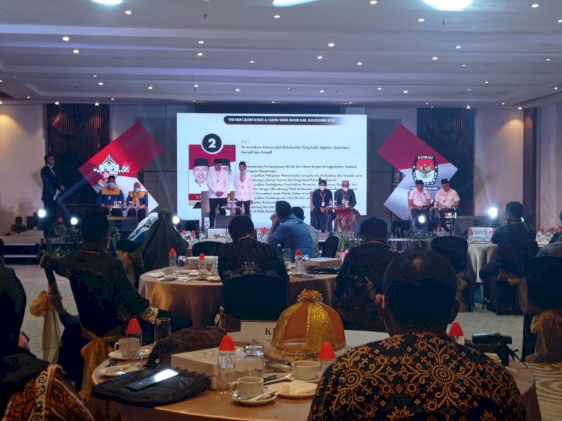 Pasangan Askar-Pipink tampil dalam debat malam tadi.