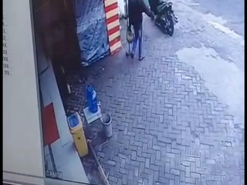 Aksi pencuri tabung gas.