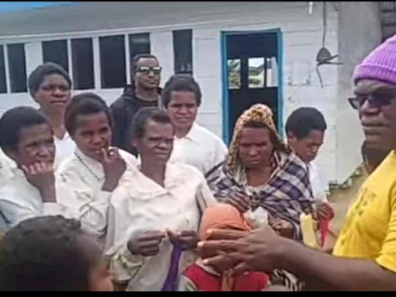 Bupati Paniai Meki Nawipa melakukan kunjungan kerja di Sekolah Teologi Pertama (STP)  di Kampung Manitaidagi, Distrik Kebo.