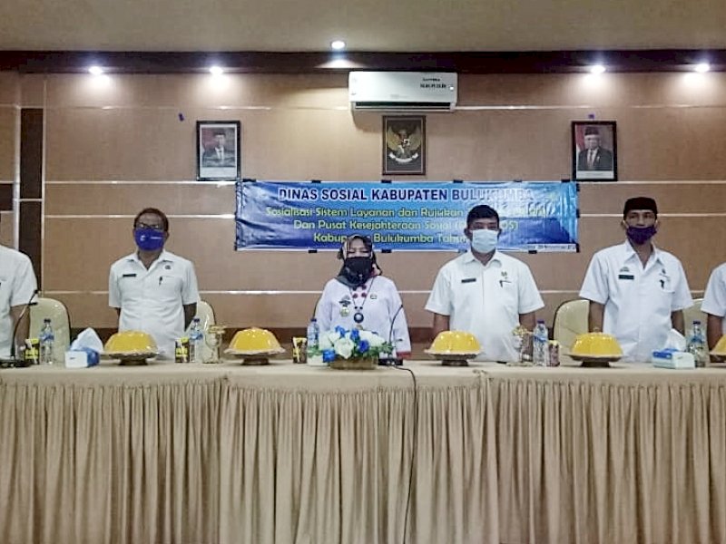 Staf Ahli Bupati Bulukumba Hj Darmawati yang mewakili Bupati pada acara sosialisasi SLRT di aula Bappeda.