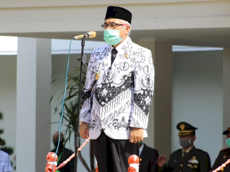 Wabup Bantaeng Sahabuddin saat menjadi Inspektur Upacara HGN. 