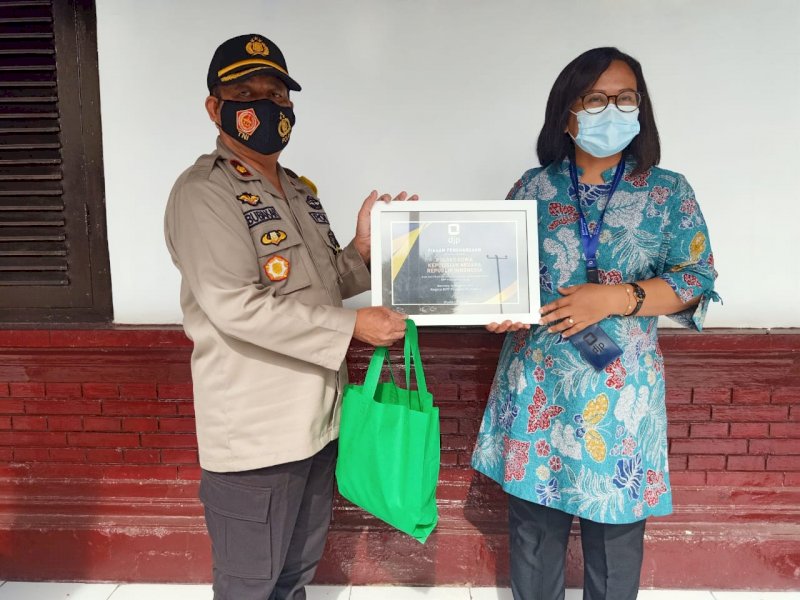 KKP Bantaeng saat memberikan penghargaan ke Polres Gowa. 