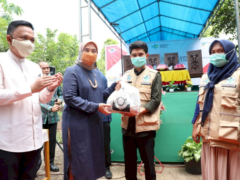 Aliyah Mustika saat menyerahkan Bantuan BPT di Bantaeng. 