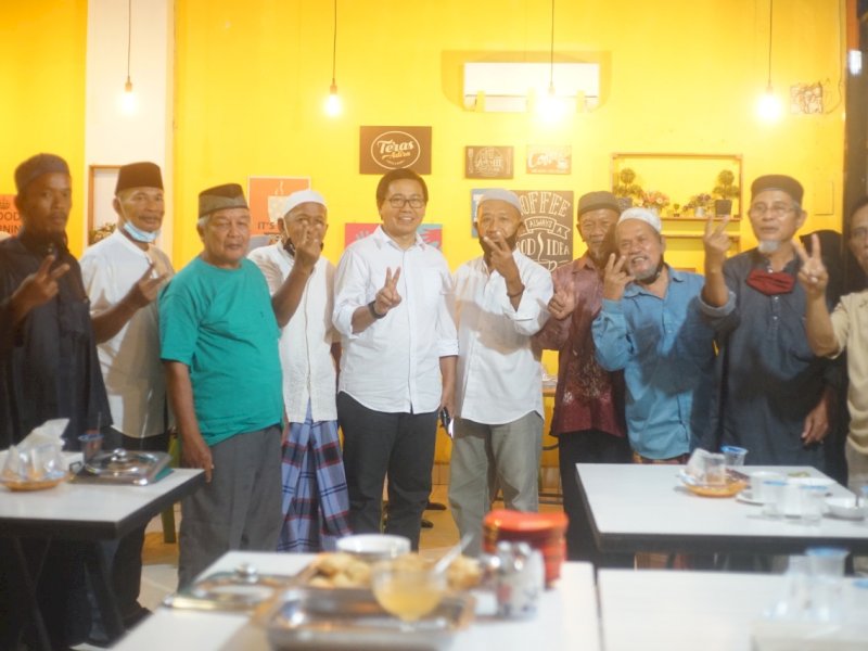 Rumpun Keluarga Tomakaka bersama Suaib Mansur. 