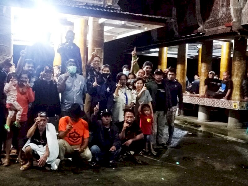 Theofilus Allorerung menyerukan lawan intimidasi saat kampanye di Rindingpadang, Tator malam tadi.