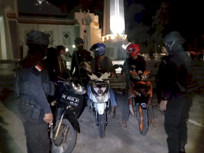 Tim Tubarania saat melakukan pemeriksaan surat-surat kendaraan. 