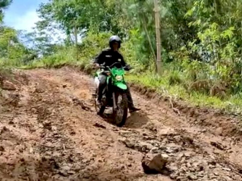 Salah satu jalan di Lembang Randan Batu yang rusak parah. 