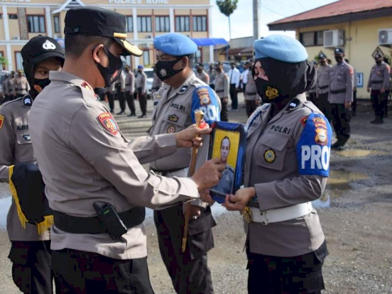 Kapolres Bone memimpin upacara pemberhentian Bripka HL.