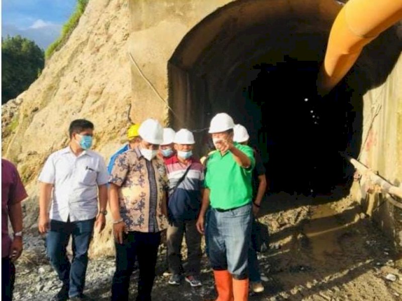 Pj Bupati Torut Amson Padolo memantau PT Nagata yang memulai operasi.