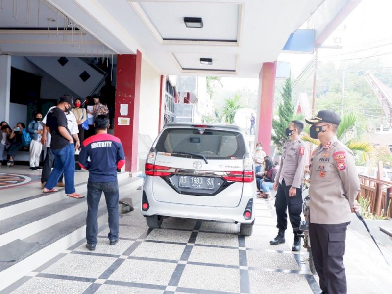 Polres Tator membubarkan penonton yang berkerumun di ajang UKI Cup.
