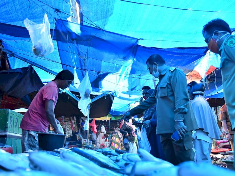 Iqbal Suhaeb saat melakukan sidak di Pasar Masamba, Lutra.