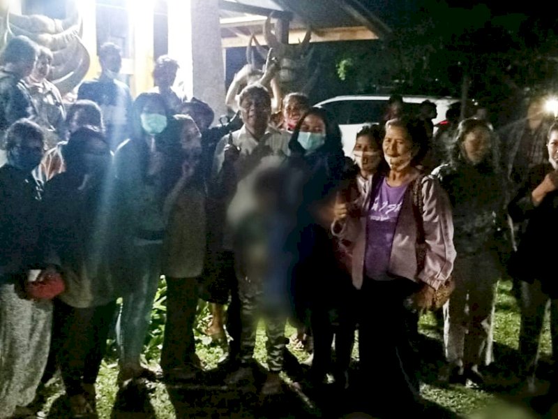 Momen cabup Theofilus berfoto bersama emak-emak.