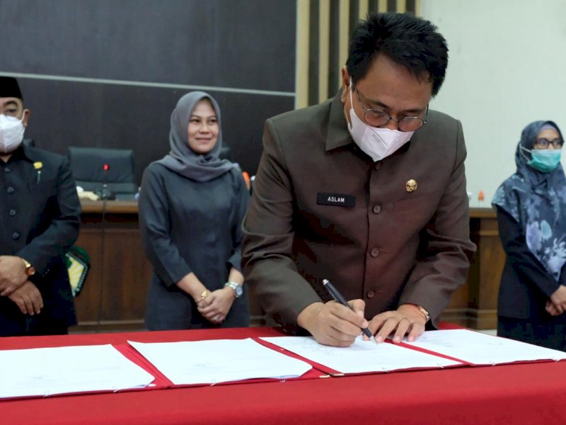 Plt Bupati Gowa Aslam Patonangi menandatangani pengesahan APBD 2021 malam tadi. 