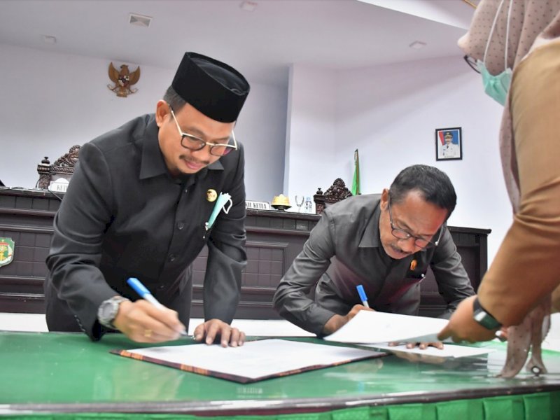 Plt Bupati Lutra Iqbal Suhaeb menandatangani pengesahan APBD 2021.