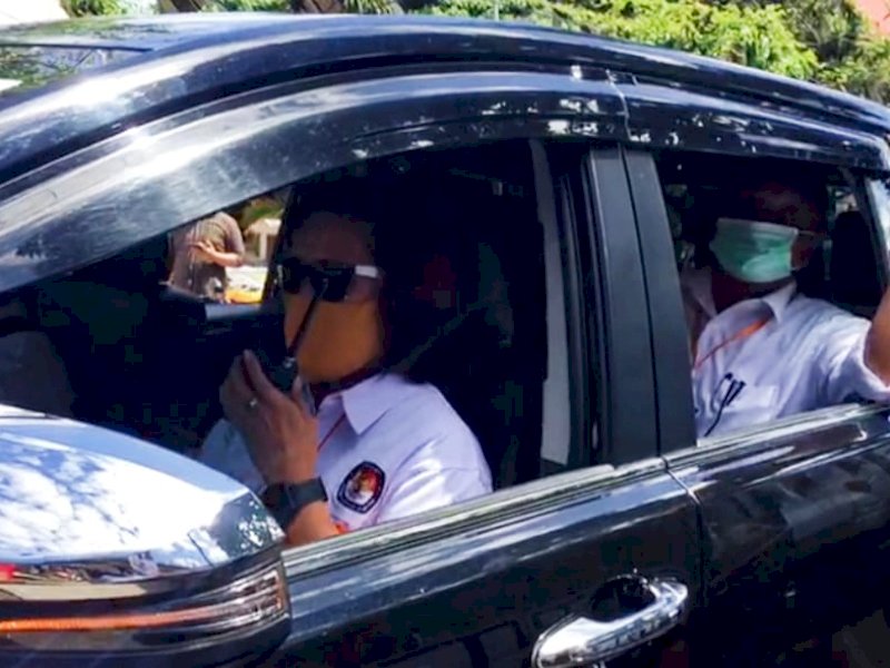 Pasangan Theza memilih menunggangi Innova ketimbang Alphard menuju lokasi debat.