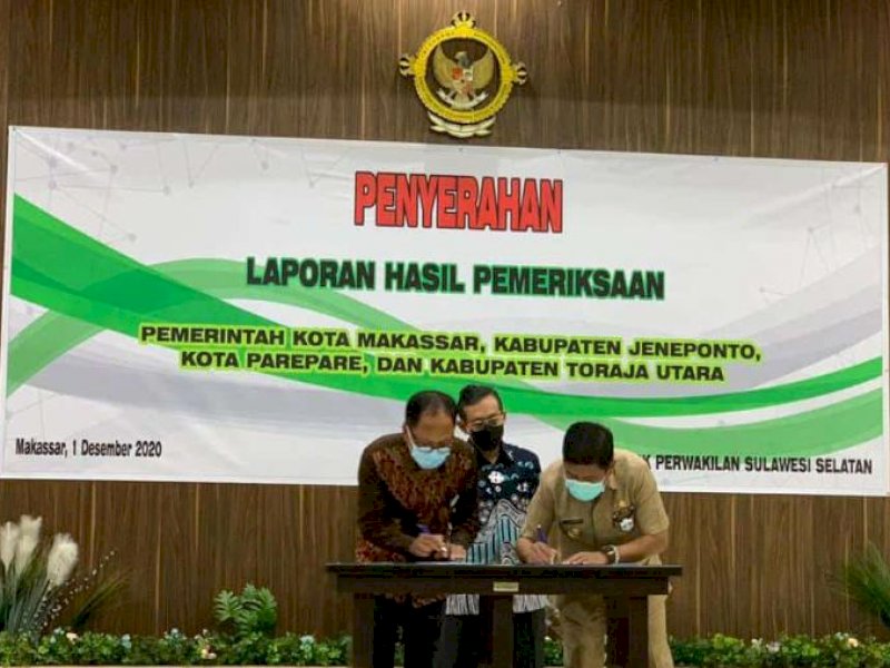 Pjs Bupati Torut Amson Padolo menerima LHP dari BPK RI.