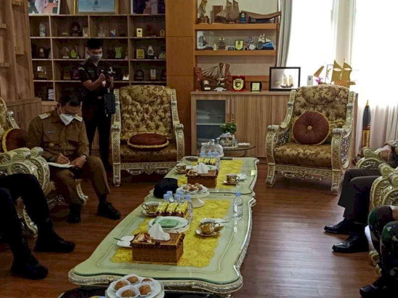 Plt Bupati Lutra Iqbal Suhaeb saat menggelar pertemuan bersama unsur Forum Koordinasi Pimpinan Daerah (Forkopimnda), Selasa (1/12/2020).