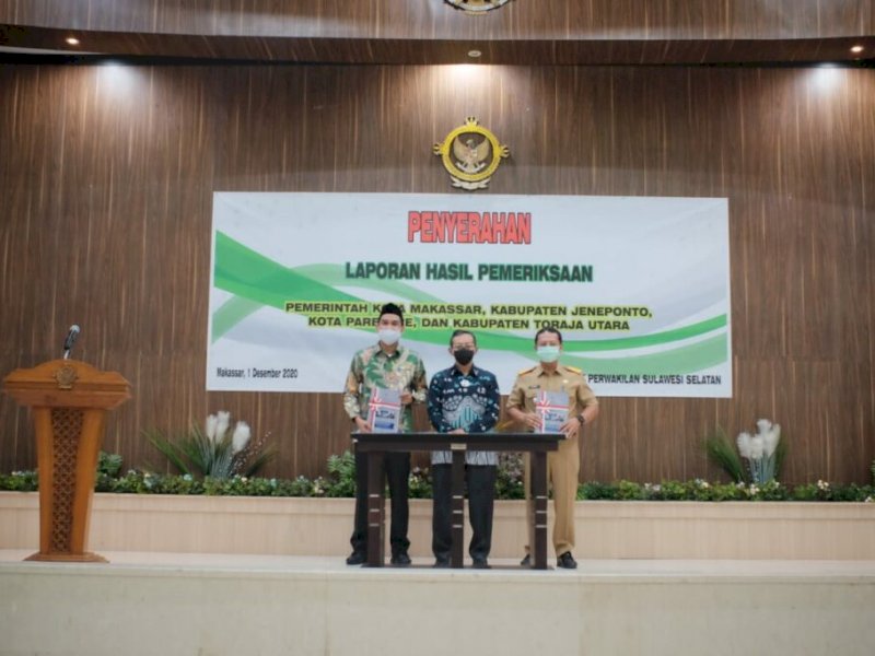 Ketua DPRD Makassar Rudianto Lallo saat menerima LHP dari BPK RI Sulsel. 