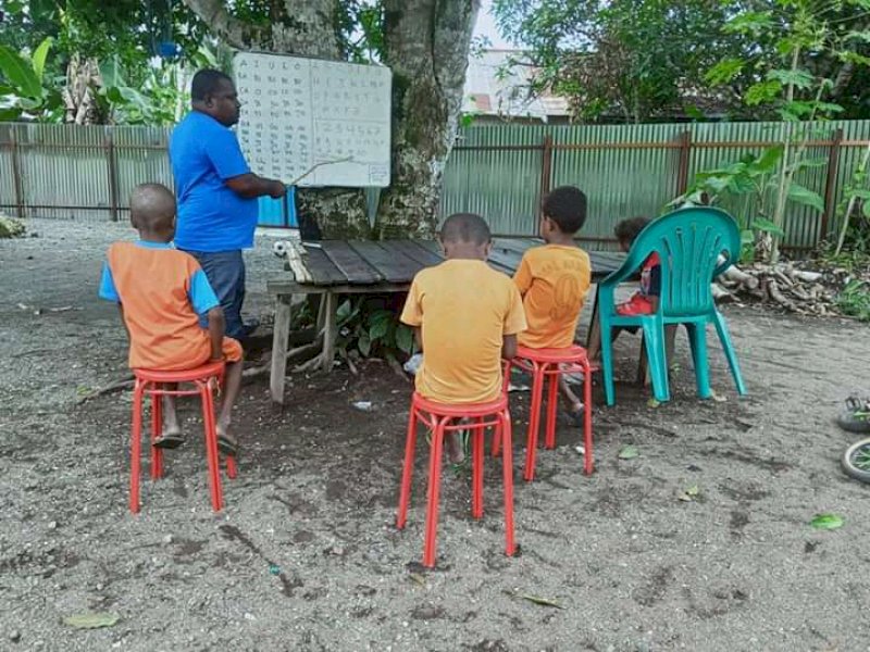 Amos Yeninar saat menjalankan misi pendidikan Yayasan Siloam Papua.