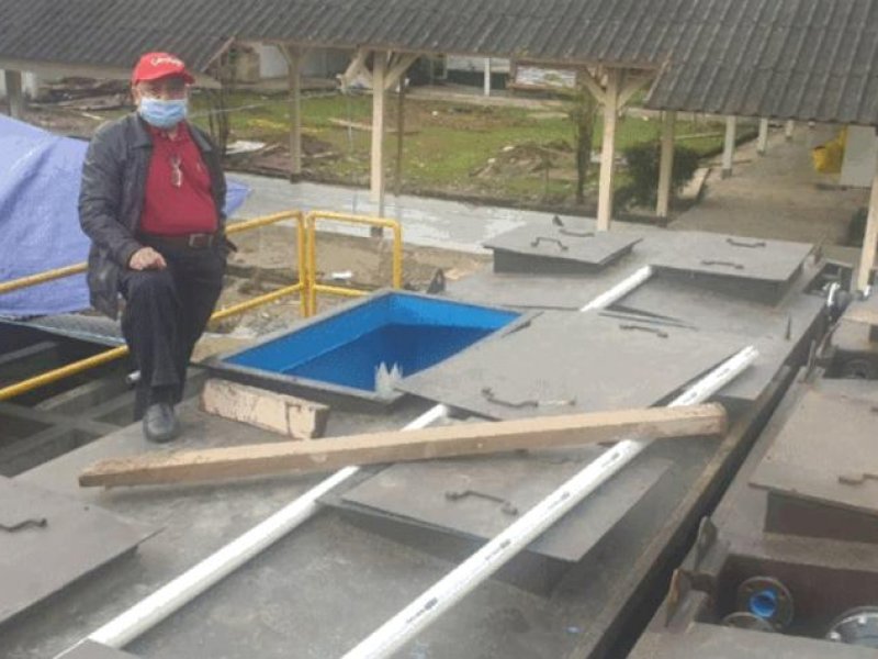 Guru Besar FKM Unhas Prof Dr Anwar Daud saat meninjau pembangunan IPAL RSUD Lakipadada. 