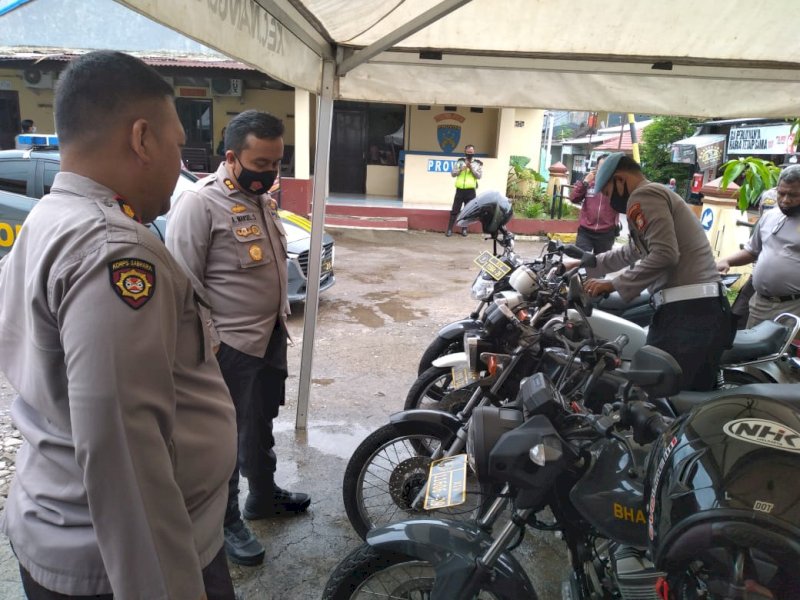 Wakapolrestabes Makassar AKBP Asep Marsekal saat mencek kondisi Randis Polsek Manggala. 