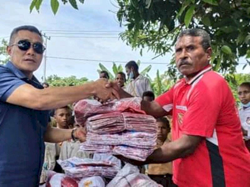 Cawabup Nabire Tabroni saat membagikan seragam ke SD Inpres Waroki. 